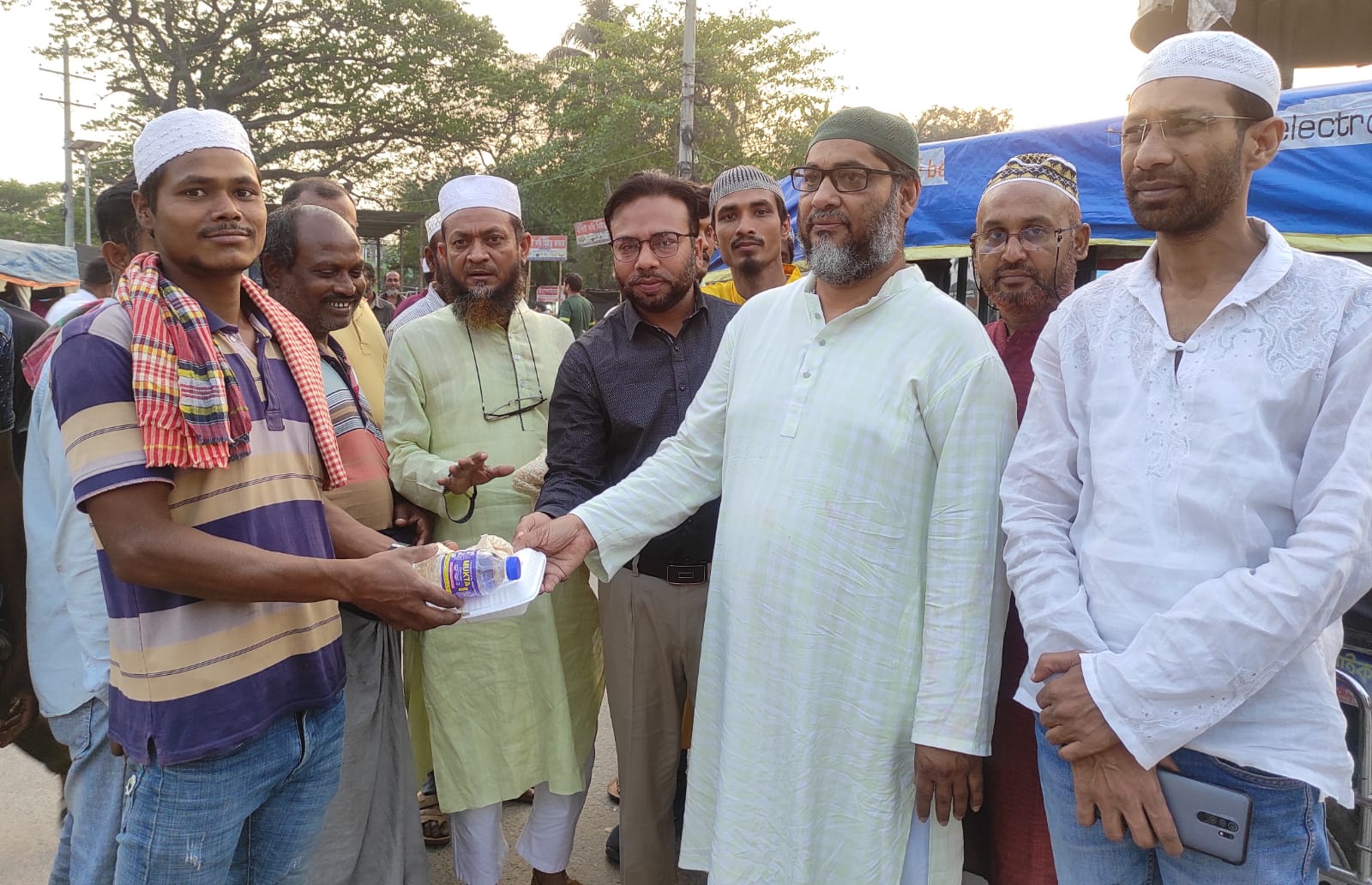 জীবননগরে মানবিক সংগঠনের ইফতার বিতরণ