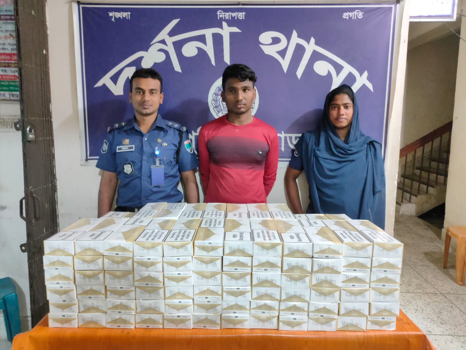 দর্শনায় ১৩৯০ প্যাকেট বিদেশি সিগারেটসহ যুবক গ্রেপ্তার