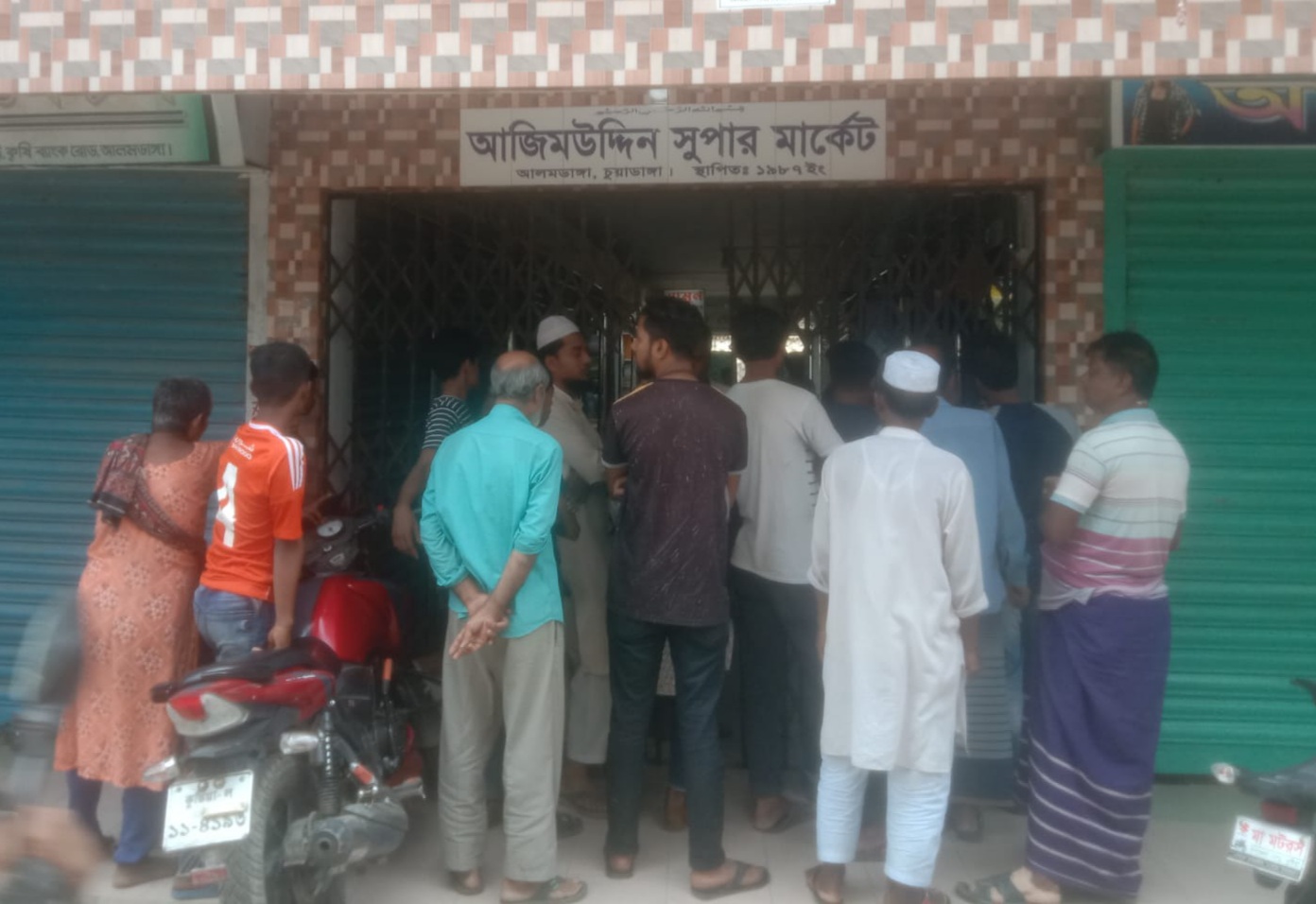 আলমডাঙ্গায় চার দোকানের ক্যাশ বাক্স ভেঙে ৩ লাখ টাকা চুরি