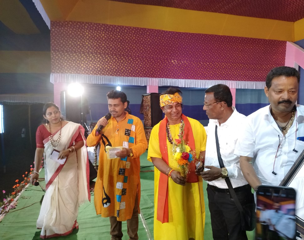 নদীয়ায় লালন মেলায় ধীরু বাউলকে স্মারক প্রদান