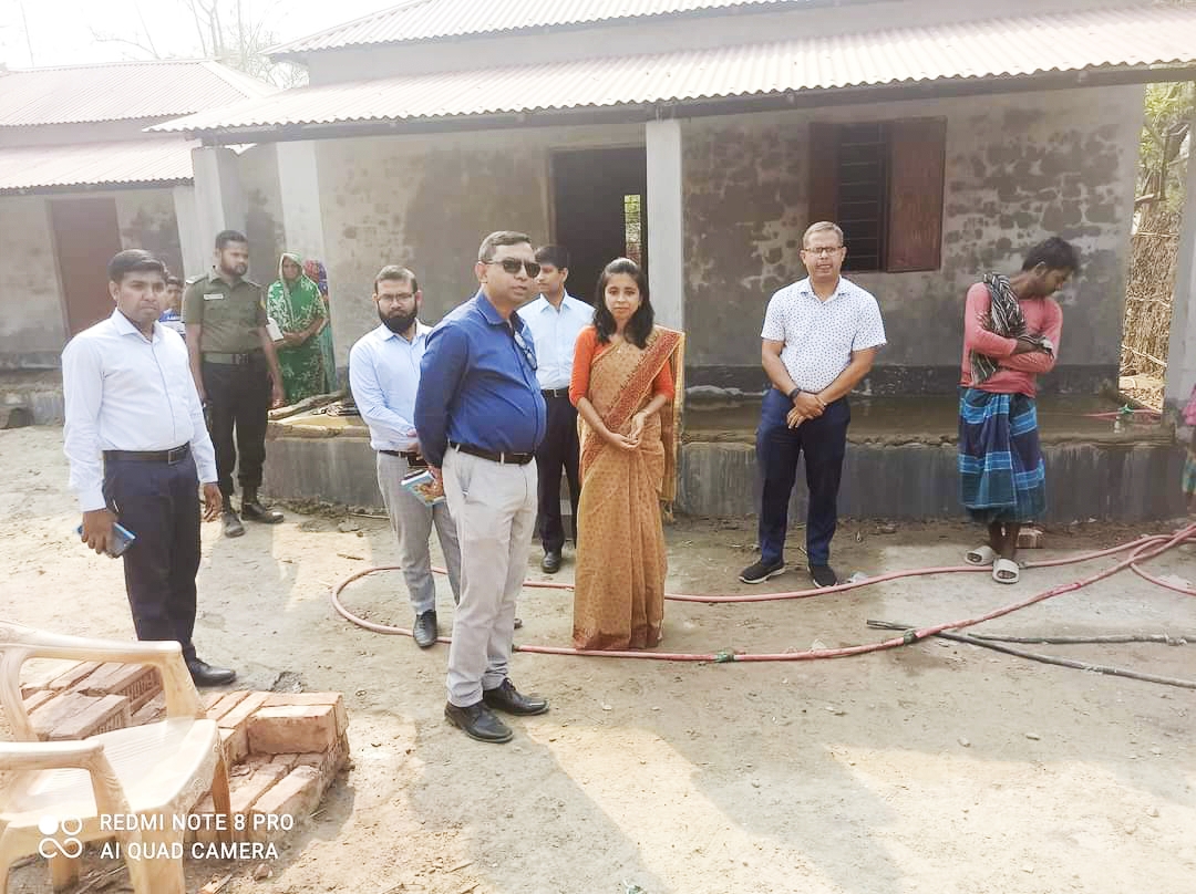 কার্পাসডাঙ্গায় উপহারের ঘর নির্মাণকাজ পরিদর্শন