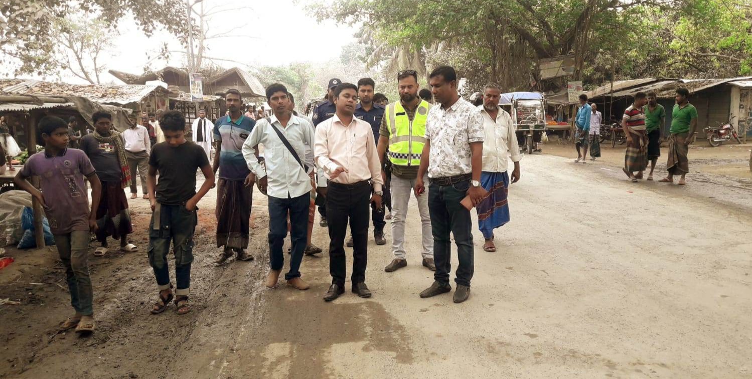 ইটভাটার ট্রাক্টরে সড়কে কাঁদা, পরিস্কার করালেন এসিল্যান্ড