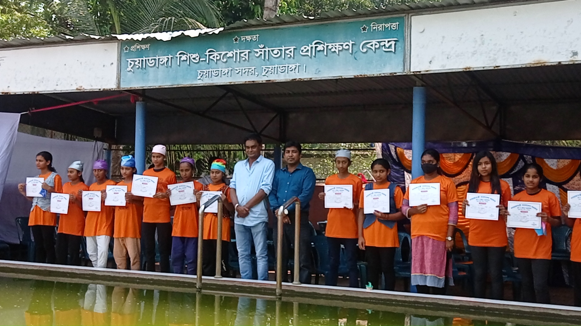 চুয়াডাঙ্গায় সাঁতার প্রশিক্ষণ ও সনদ বিতরণকালে নঈম হাসান জোয়ার্দ্দার