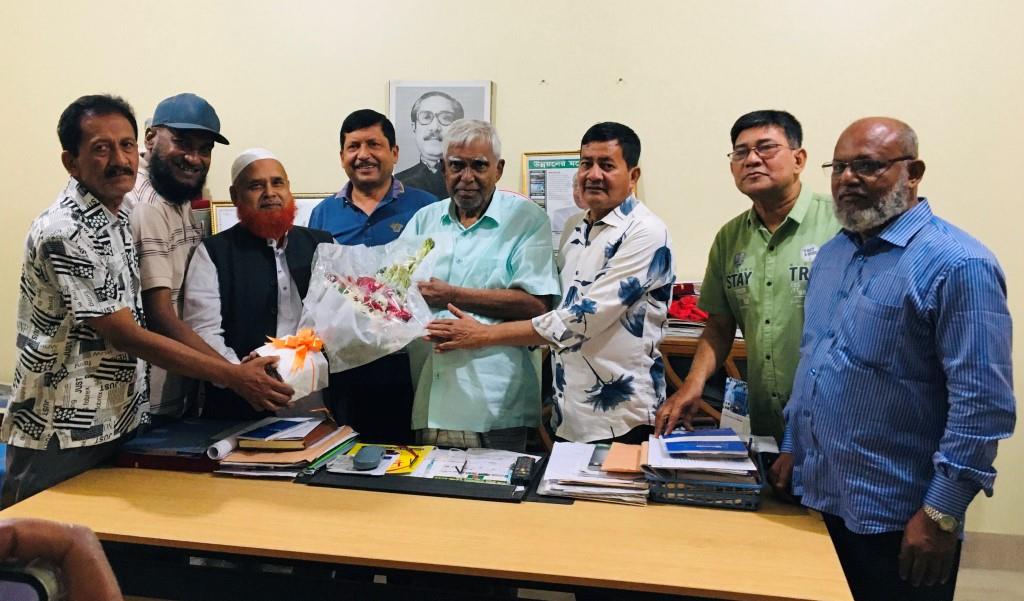 এমপি ছেলুন জোয়ার্দ্দারের সাথে ফুলেল শুভেচ্ছা বিনিময় করলেন চুয়াডাঙ্গা রেডক্রিসেন্ট নেতৃবৃন্দ