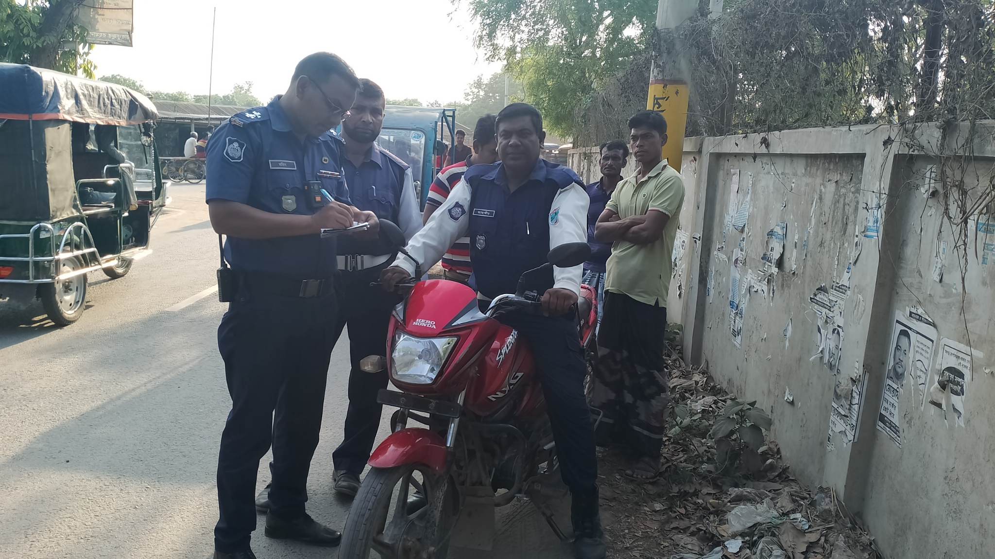 কার্পাসডাঙ্গায় ট্রাফিক পুলিশের অভিযানে ২২টি মোটরসাইকেল আটক