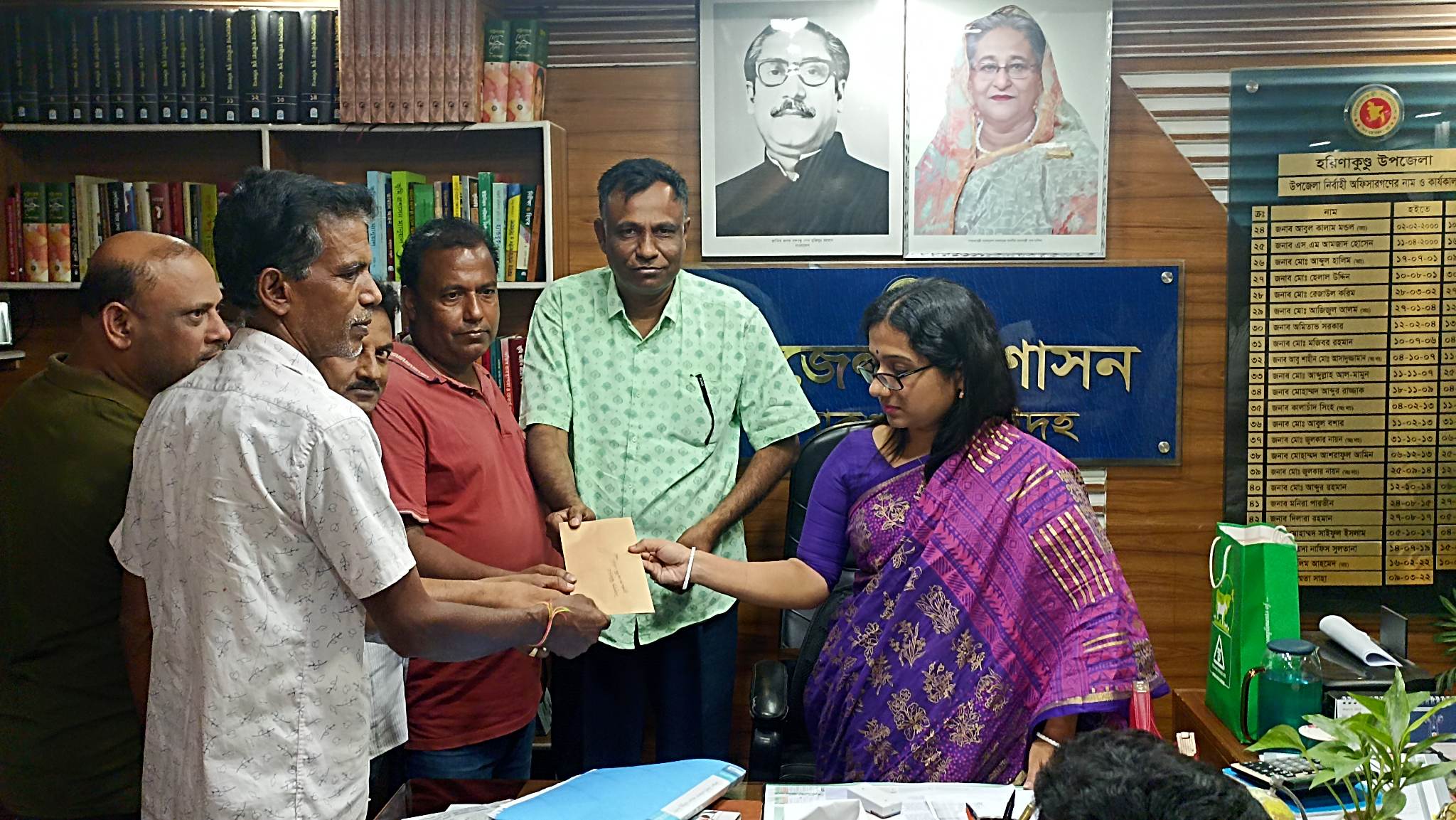 হরিণাকুণ্ডু বাজার মন্দিরে অনুদান দিলেন এমপি সমী