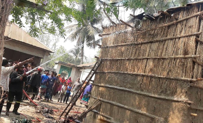গাংনীতে অগ্নিকাণ্ডে পুড়ল তামাক
