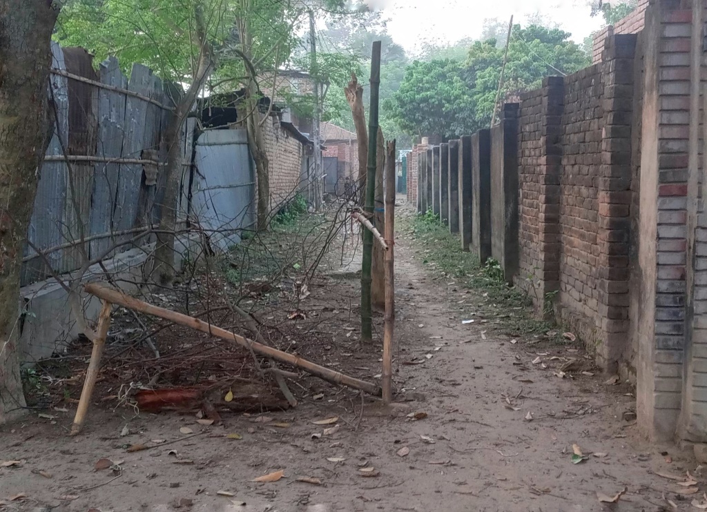 গাংনীতে রাস্তায় বেড়া, গৃহবন্দী হতদরিদ্র পরিবার
