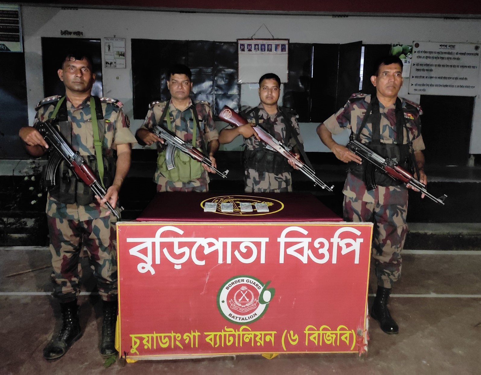 ৪০ হাজার ডলার ফেলে পালালো পাচারকারী