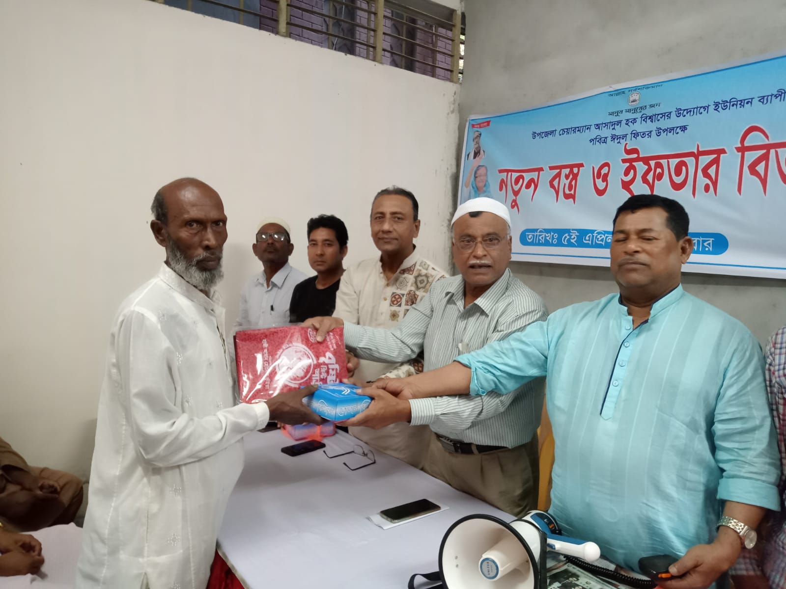 চুয়াডাঙ্গায় নেতা-কর্মীদের মাঝে ঈদ উপহার বিতরণকালে আসাদুল হক বিশ্বাস