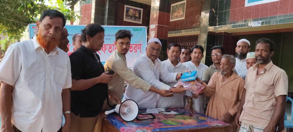 ঈদুল ফিতর উপলক্ষে নতুন বস্ত্র ও ইফতার বিতরণকালে আসাদুল হক বিশ্বাস