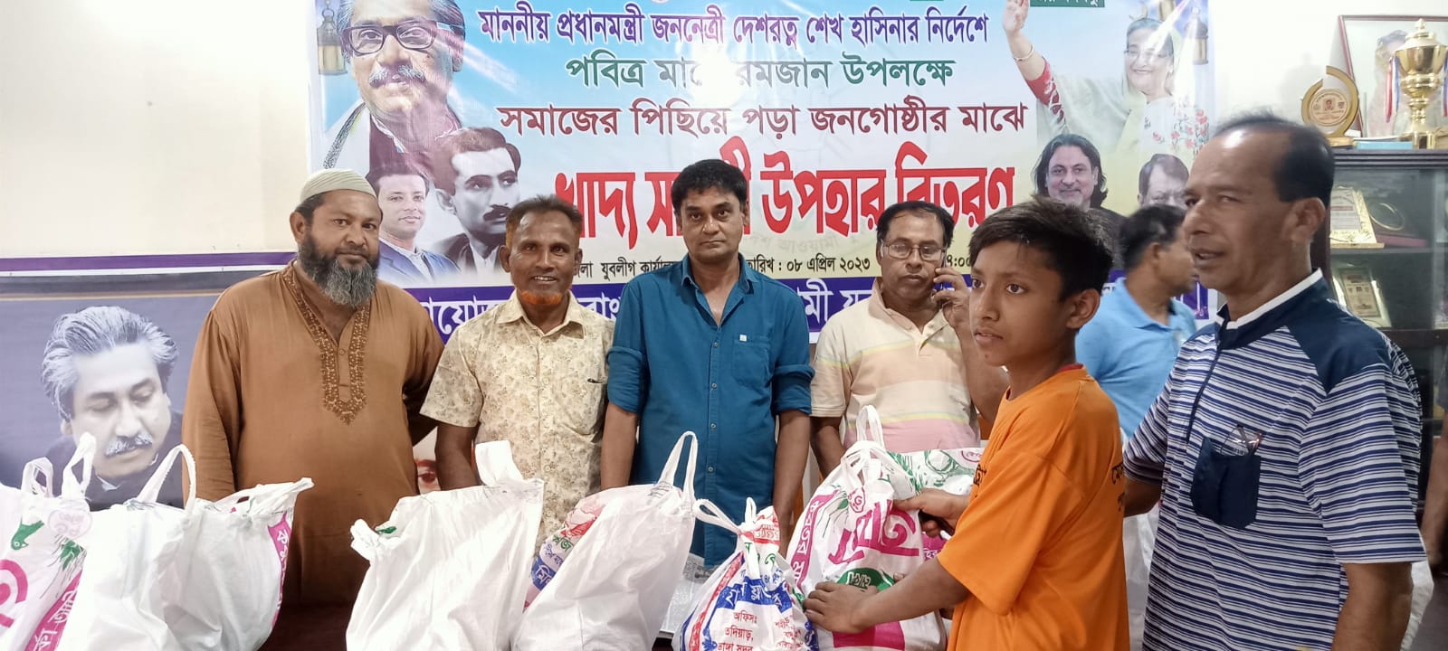 চুয়াডাঙ্গায় যুবলীগের উদ্যোগে খাদ্যসামগ্রী বিতরণ
