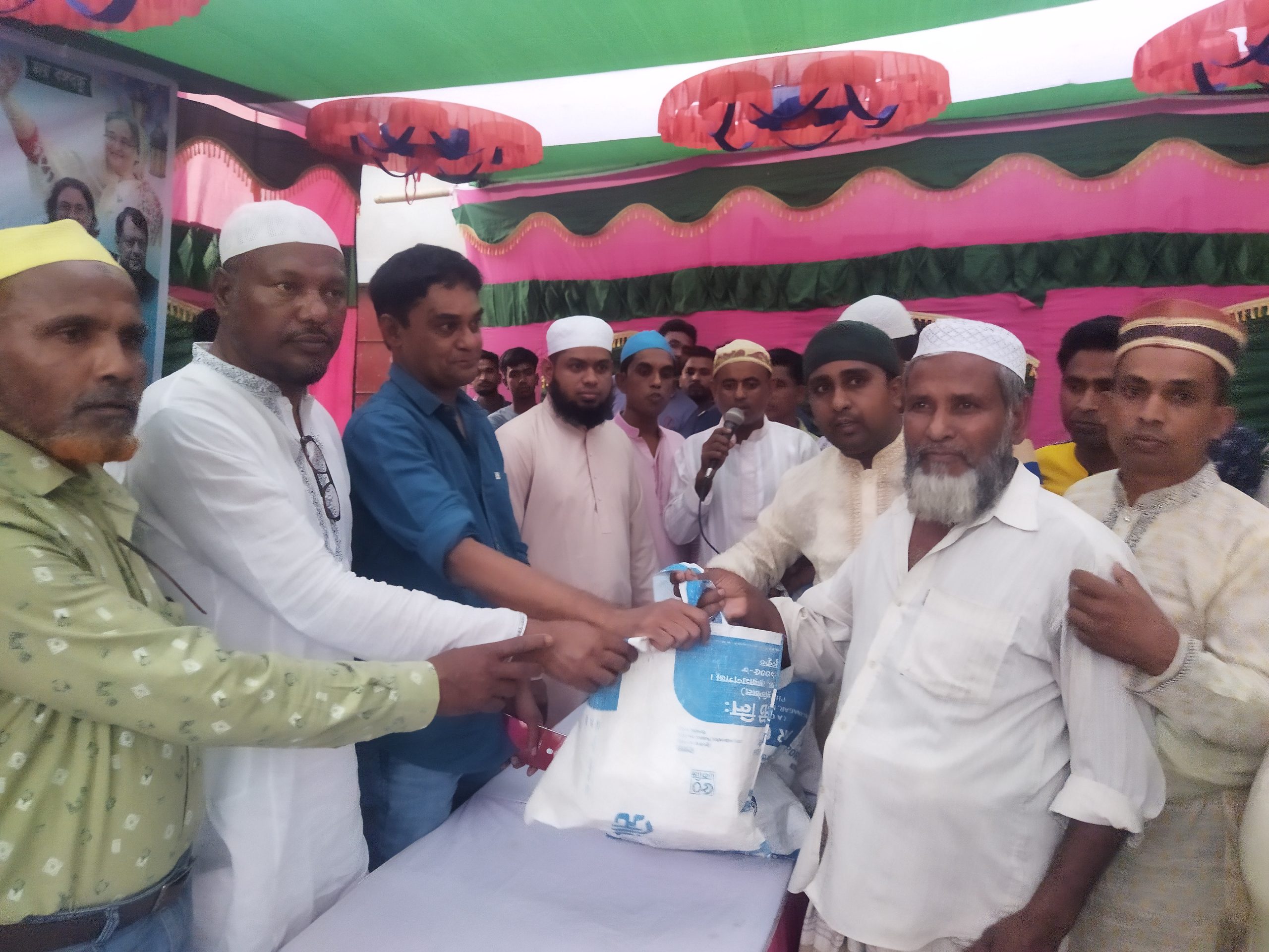 খাদিমপুরে যুবলীগের উদ্যোগে খাদ্য সামগ্রী বিতরণ