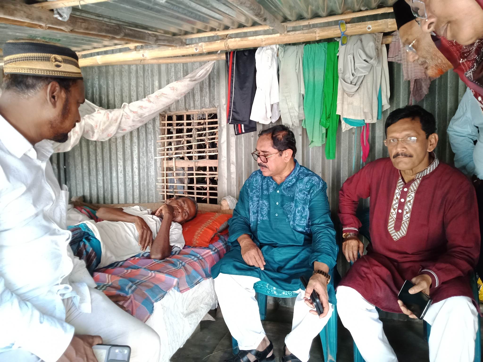 জীবননগরে প্রবীণ ও অসুস্থ আ.লীগ নেতা-কর্মীদের সার্বিক খোঁজ নিলেন এমপি টগর
