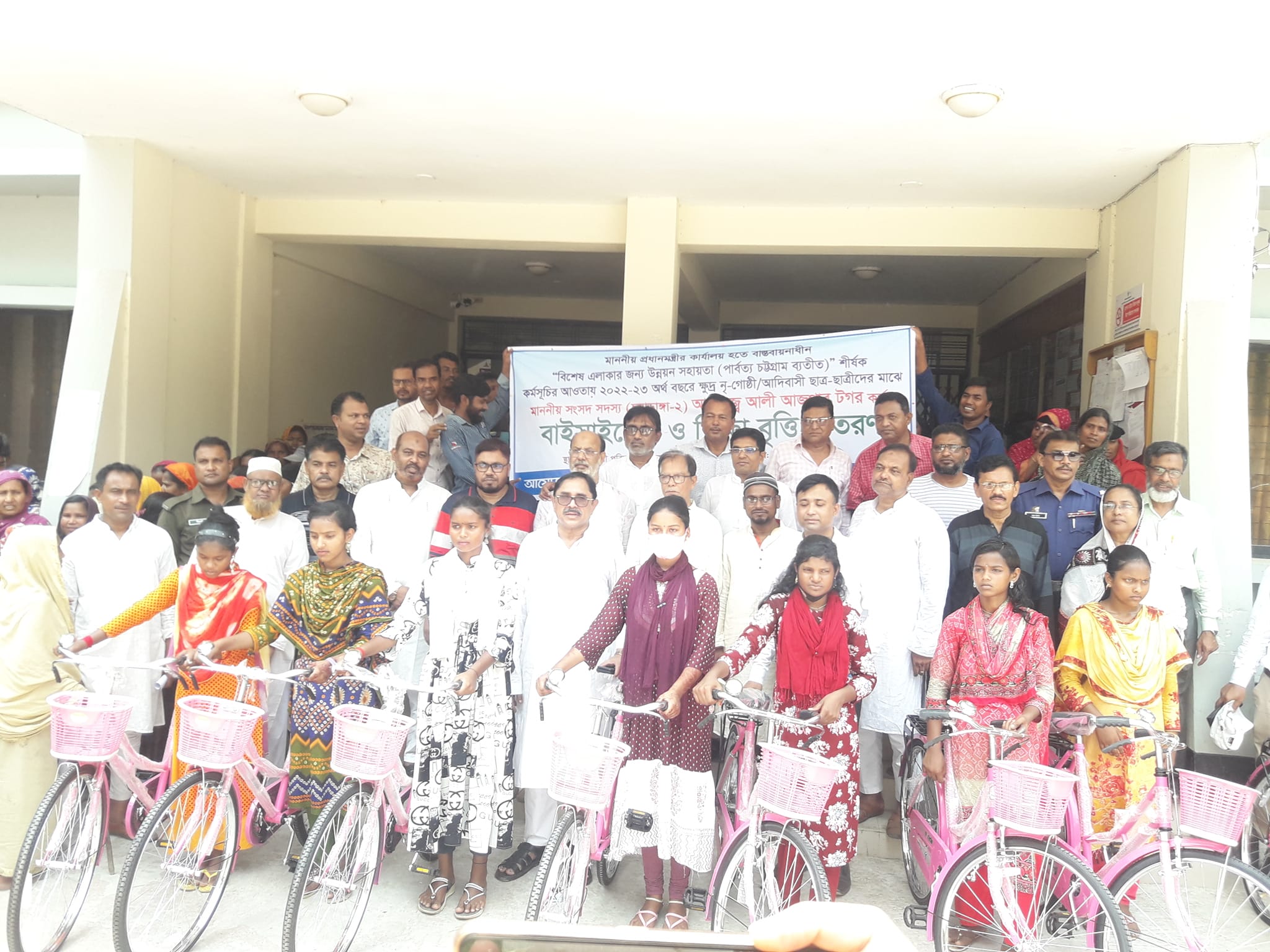 জীবননগরে শিক্ষার্থীদের মধ্যে শিক্ষা উপকরণ ও বাইসাইকেল বিতরণকালে এমপি টগর