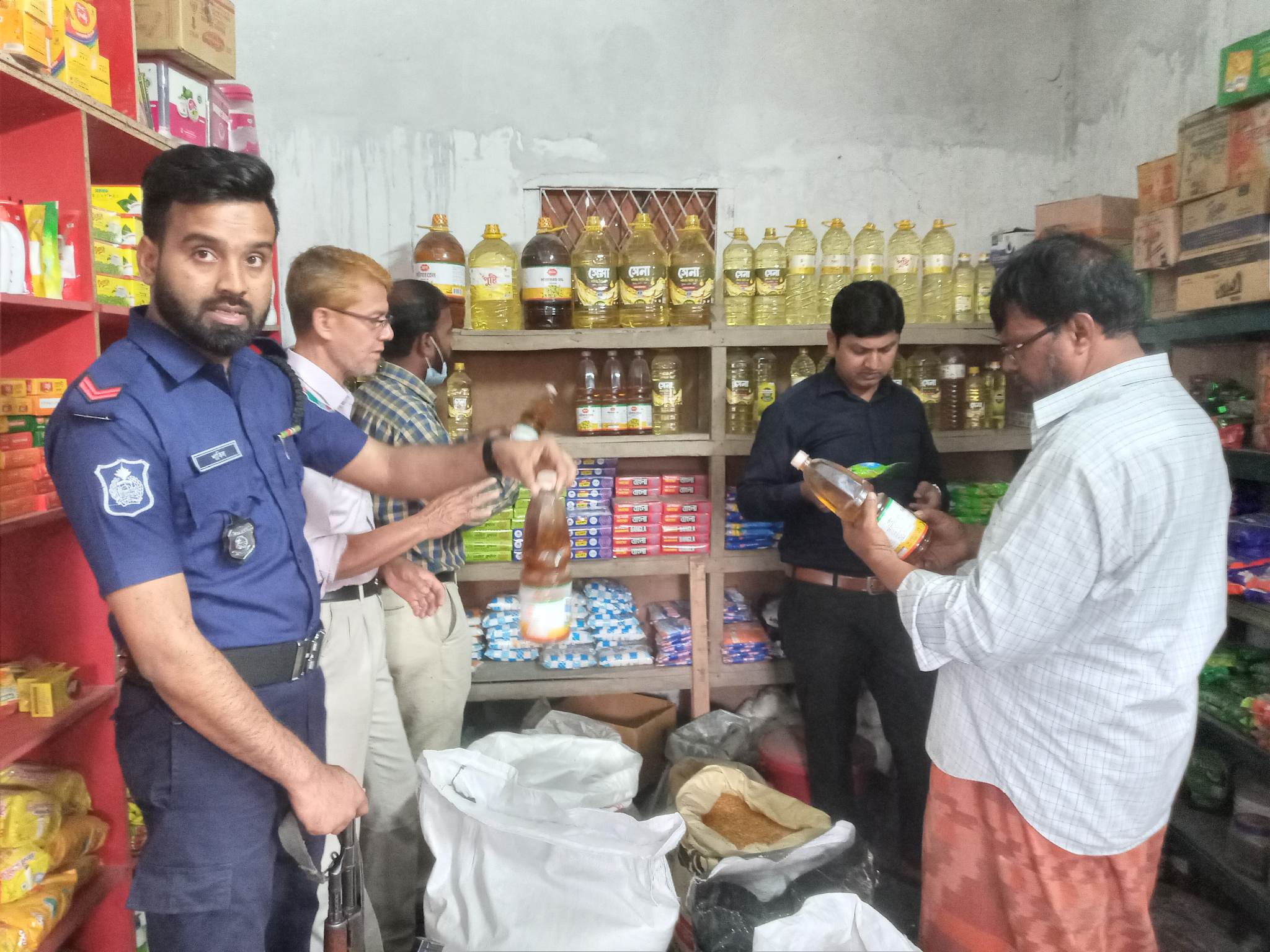 উথলী বাজারে ভোক্তা অধিকার সংরক্ষণ অধিদপ্তরের অভিযানে ৩টি প্রতিষ্ঠানে জরিমানা