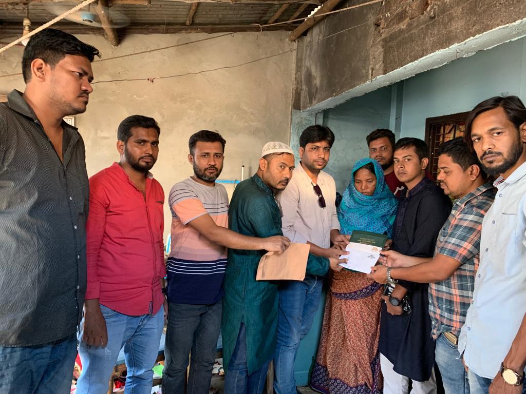 শহিদ পরিবারের কাছে ছাত্রদলের ঈদ উপহার বিতরণ