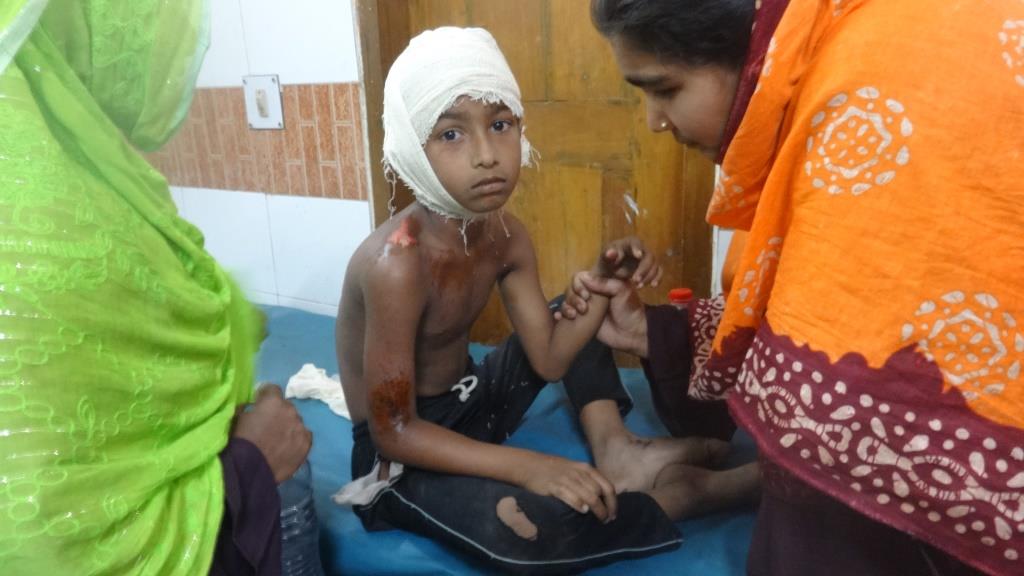 চুয়াডাঙ্গায় আলমসাধু থেকে পড়ে শিশু আহত
