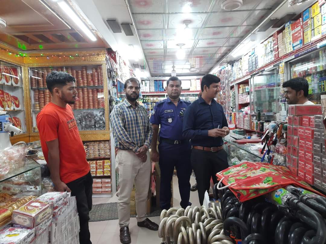 আলমডাঙ্গায় দুই প্রতিষ্ঠানকে ১৩ হাজার টাকা জরিমানা