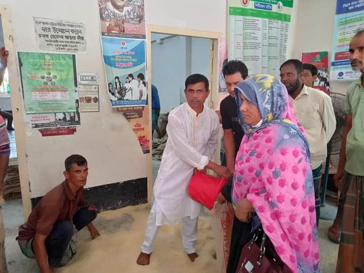 হরিণাকুণ্ডুতে ঈদ উপলক্ষে ভিজিএফ-এর চাল বিতরণ