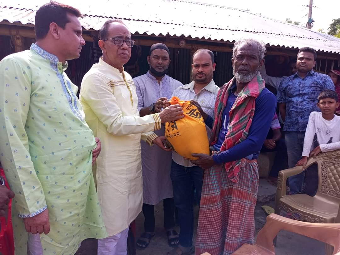 খাসকররায় আগুনে ক্ষতিগ্রস্তকে আর্থিক ও খাদ্য সহায়তা দিলেন জেলা পরিষদের চেয়ারম্যান মন্জু