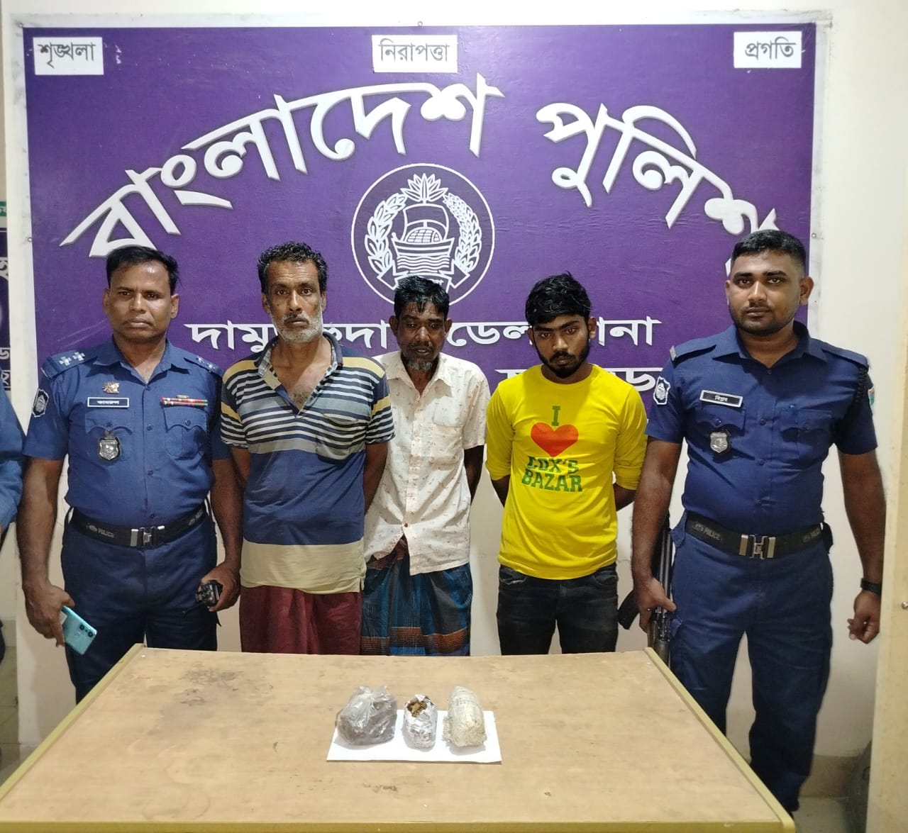 দামুড়হুদায় ৫ শ গ্রাম গাঁজাসহ তিনজন আটক