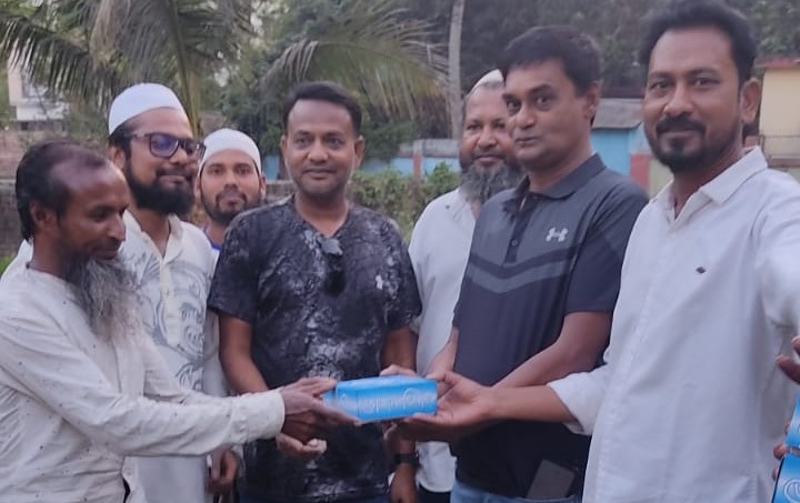 চুয়াডাঙ্গায় সাধারণ মানুষের মধ্যে ইফতার বিতরণ