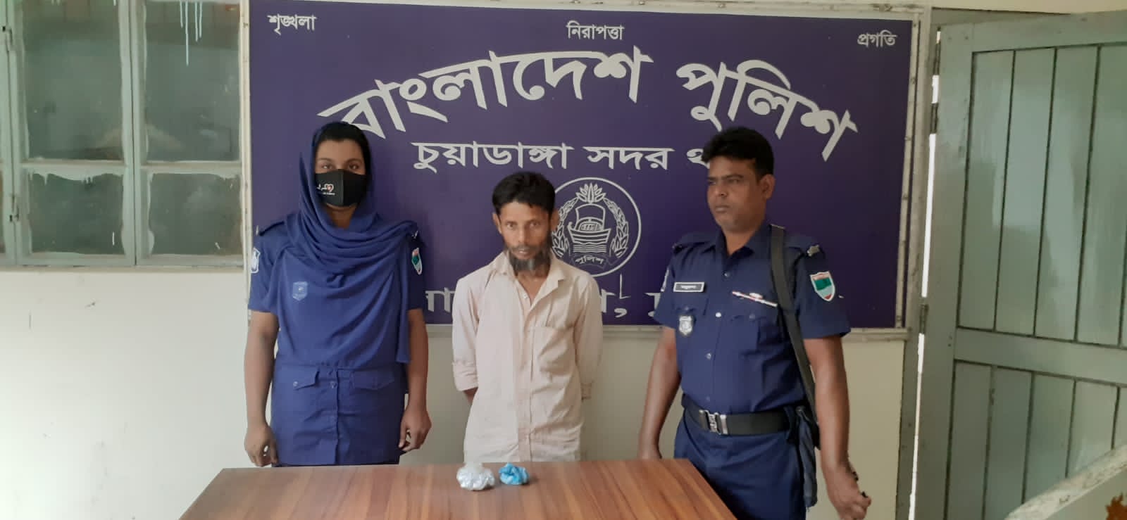 চুয়াডাঙ্গায় ৪ শ গ্রাম গাঁজাসহ মাদক ব্যবসায়ী আটক