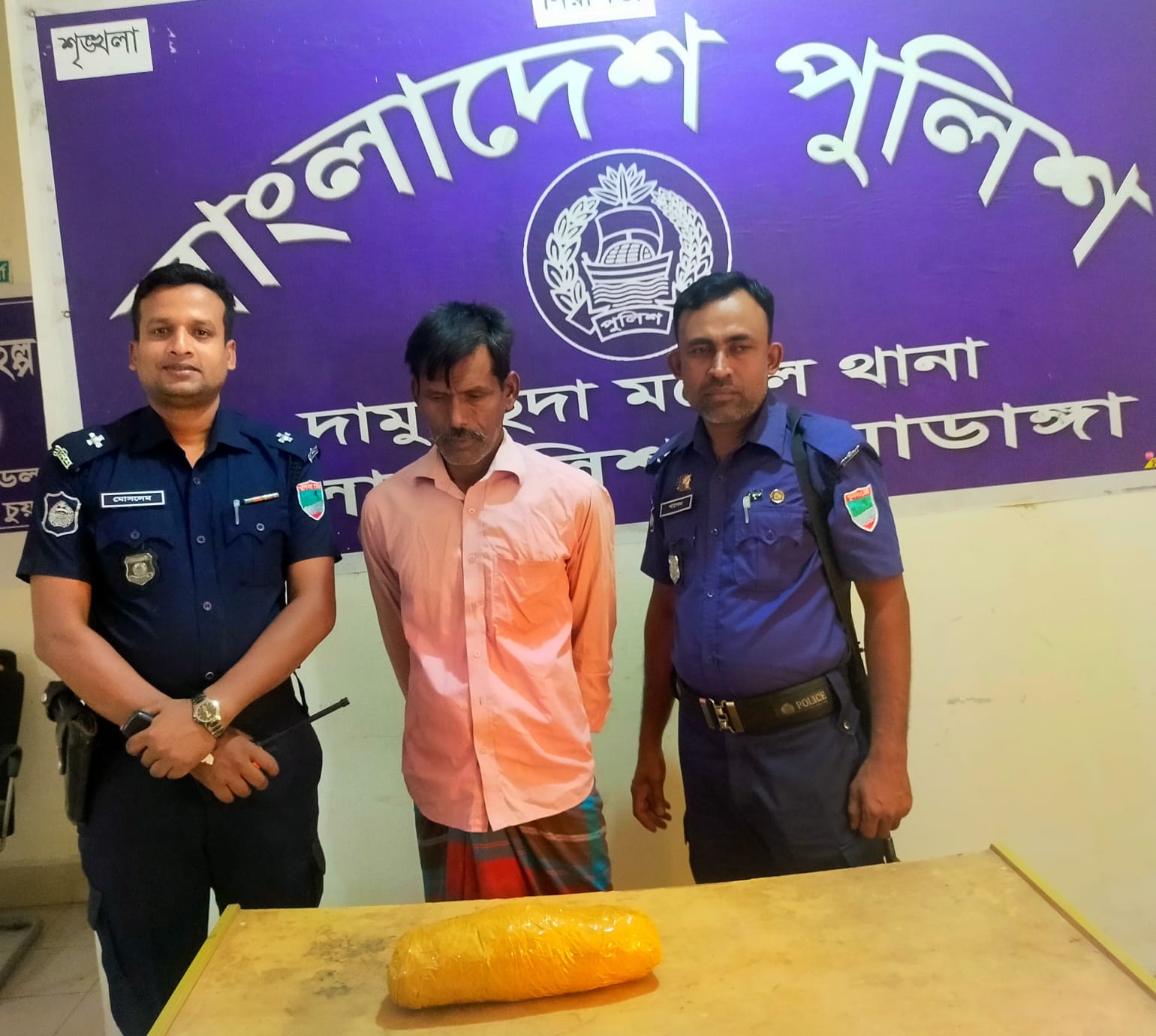 কার্পাসডাঙ্গায় এক কেজি গাঁজাসহ মাদক ব্যবসায়ী আটক