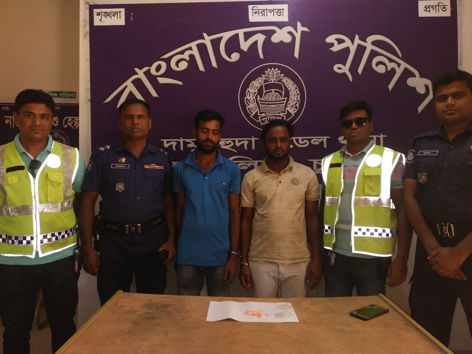 দামুড়হুদায় ৫১ পিস ইয়াবাসহ দুই মাদক ব্যবসায়ী আটক