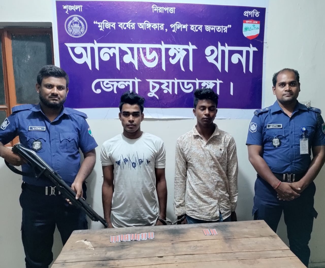 আলমডাঙ্গায় গাঁজা ও ট্যাপেন্টাডলসহ তিনজন আটক