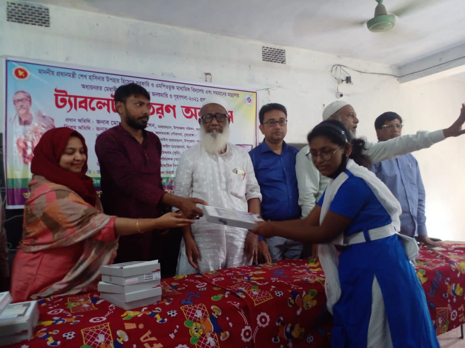 আলমডাঙ্গায় শিক্ষার্থীদের মধ্যে ট্যাব বিতরণ