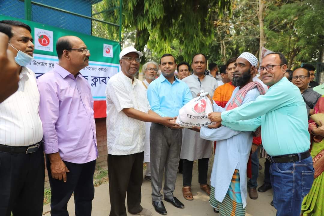 চুয়াডাঙ্গায় প্রকৃতি ও জীবন ক্লাবের উদ্যোগে ৩ শতাধিক মানুষের মাঝে খাদ্যসামগ্রী বিতরণ