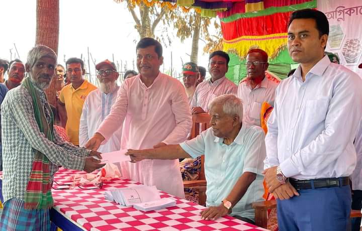 আগুনে ক্ষতিগ্রস্তদের অর্থ সহায়তা দিলেন এমপি ছেলুন