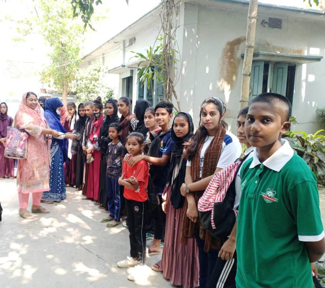 চুয়াডাঙ্গার প্রমিলা ফুটবলারদের ঈদ উপহার দিলেন এমপি ছেলুন জোয়ার্দ্দার