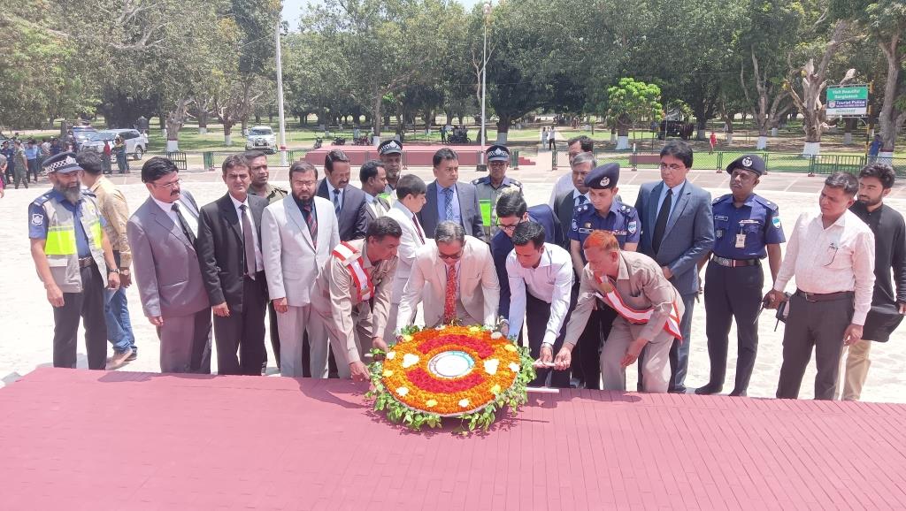 মুজিবনগর স্মৃতিসৌধে পুষ্পমাল্য অর্পণ করলেন প্রধান বিচারপতি হাসান ফয়েজ সিদ্দিকী