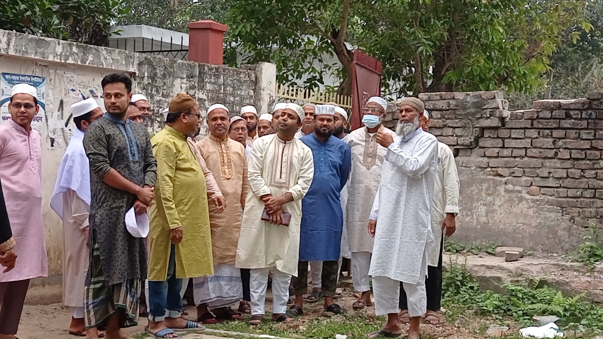 চুয়াডাঙ্গায় মুসল্লিদের বিভিন্ন দাবি পূরণ করলেন ডিসি আমিনুল ইসলাম