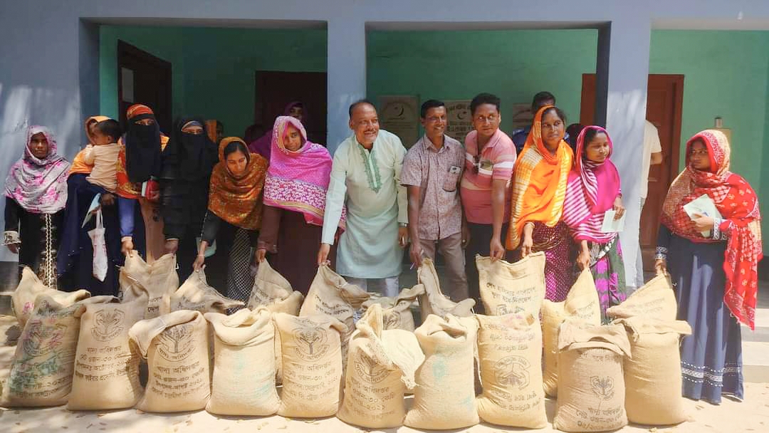 কার্পাসডাঙ্গায় ভিডব্লিউবি কার্ডধারীদের মধ্যে চাল বিতরণ