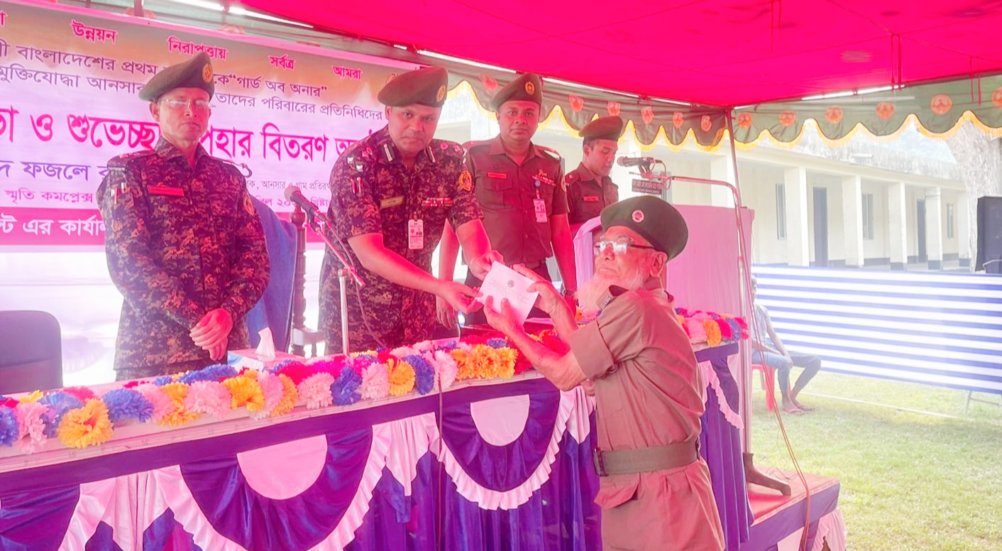বাংলাদেশের প্রথম সরকারকে গার্ড অব অনার প্রদানকারী
