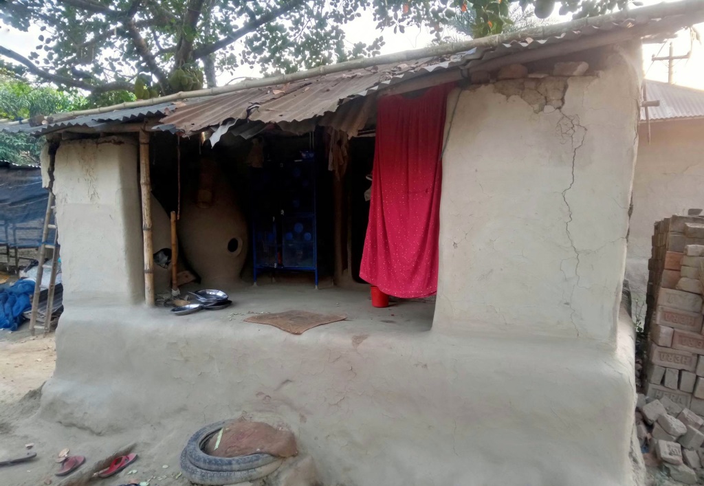 কালের বিবর্তনে হারিয়ে যাচ্ছে মাটির ঘর