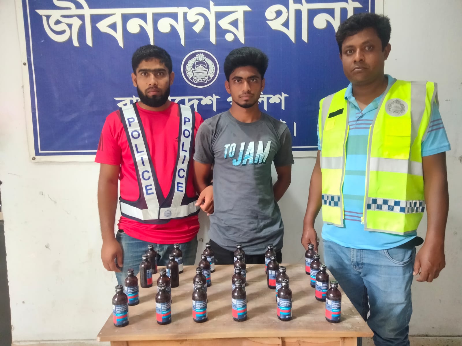 জীবননগরে ২৪ বোতল ফেনসিডিলসহ যুবক আটক
