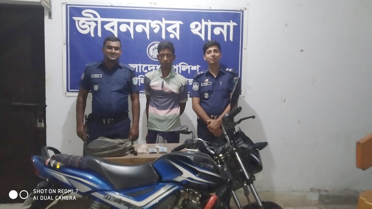 টাকা-মোটরসাইকেলসহ ছিনতাইকারী আটক