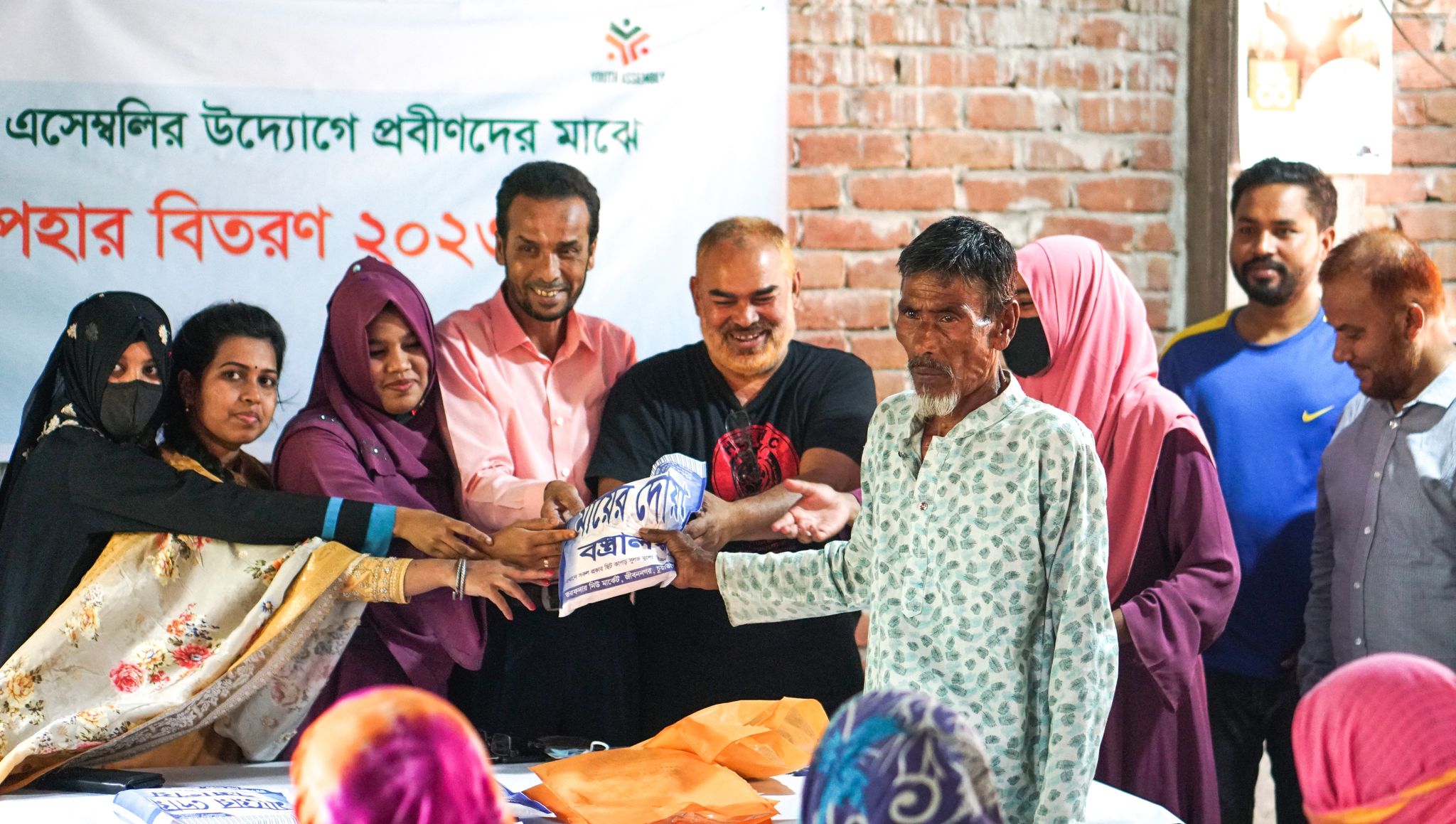 জীবননগরে ছিন্নমূল মানুষের মধ্যে ঈদ উপহার বিতরণ