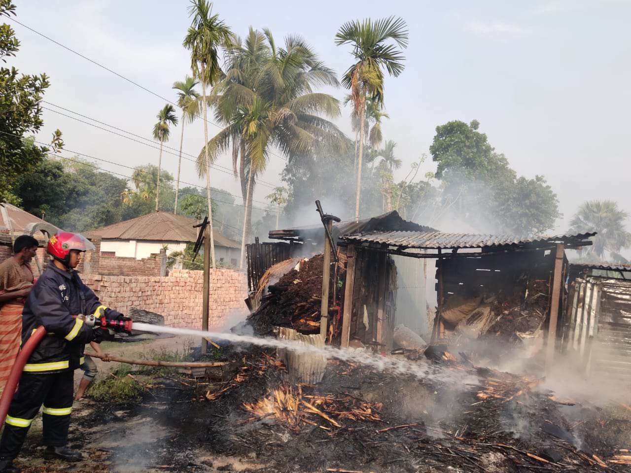 আগুনে পুড়ল বসতবাড়ি, দুই লক্ষাধিক টাকার ক্ষতি