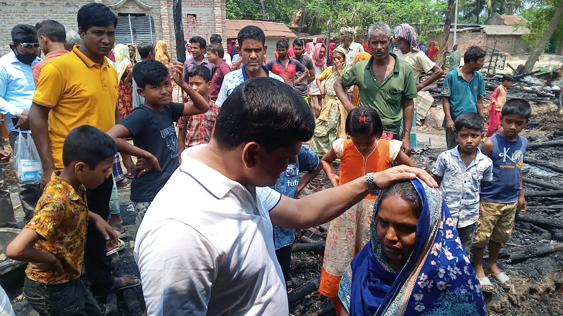 গাংনীতে তিন বাড়িতে অগ্নিকাণ্ড, ৯ লক্ষাধিক টাকার ক্ষতি