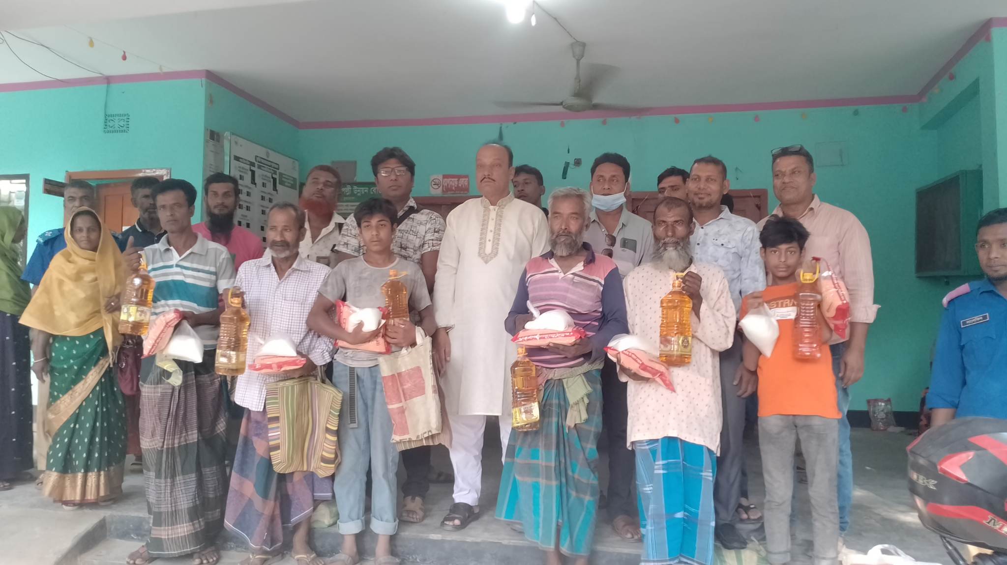কার্পাসডাঙ্গায় ভর্তুকি মূল্যে টিসিবির পণ্য বিক্রি