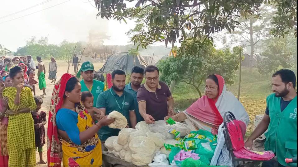 জীবননগরে বেদে সম্প্রদায়ের মাঝে ঈদসামগ্রী বিতরণ