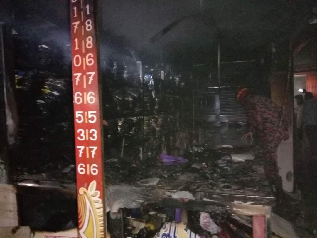 আলমডাঙ্গায় বৈদ্যুতিক শর্ট সার্কিট থেকে গার্মেন্টসে ভয়াবহ আগুন