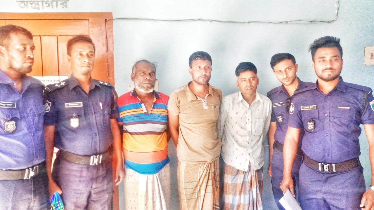 মেহেরপুরের গাংনীতে দেশীয় অস্ত্রসহ তিন ডাকাত গ্রেপ্তার