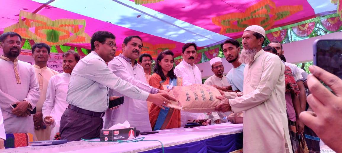 দামুড়হুদায় কৃষকদের মধ্যে কৃষি উপকরণ বিতরণ অনুষ্ঠানে এমপি টগর